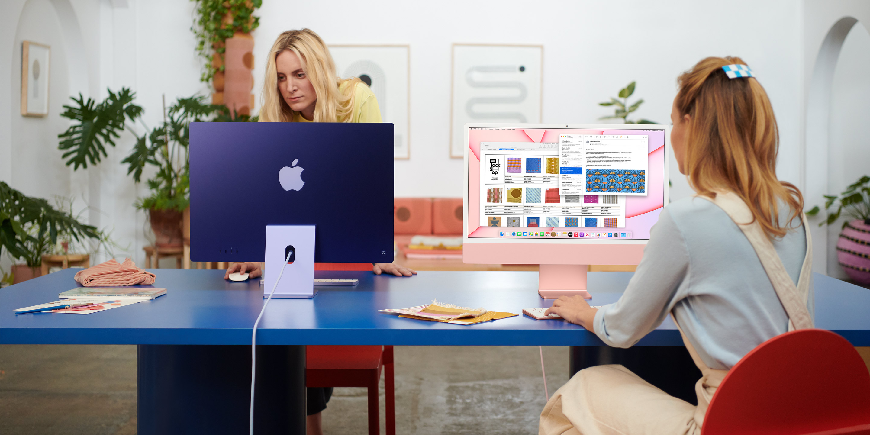 两位同事在办公室里用 iMac 协作